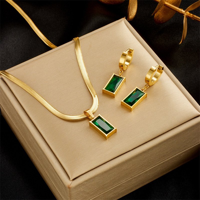Blade Chain Advanced Sense Of Light Luxury Emerald Zircon Pendant