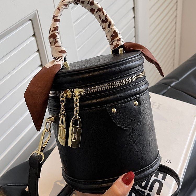 Womens Stylish And Versatile Bucket Bag - Image 5